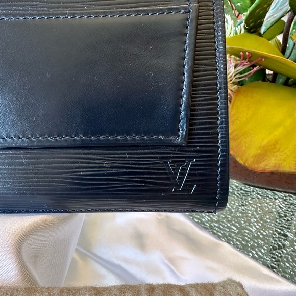 Louis Vuitton Epi Jena Clutch, Black, W/ dust bag, LB box & LV Gift bag. - Picture 14 of 16